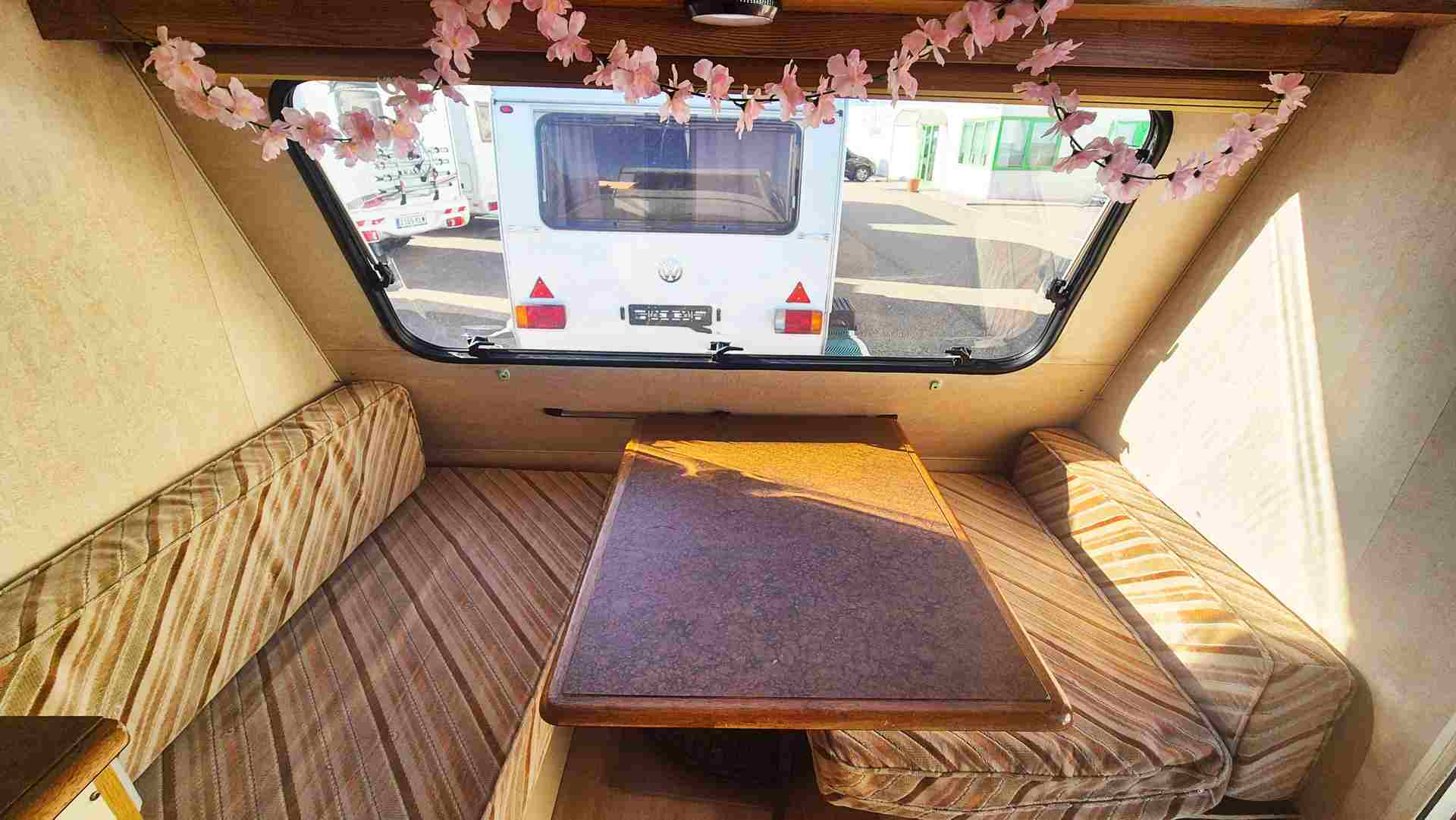 interior de una caravana decorada