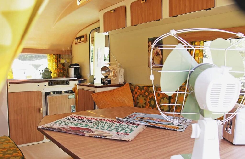 Interior de caravana con ventilador