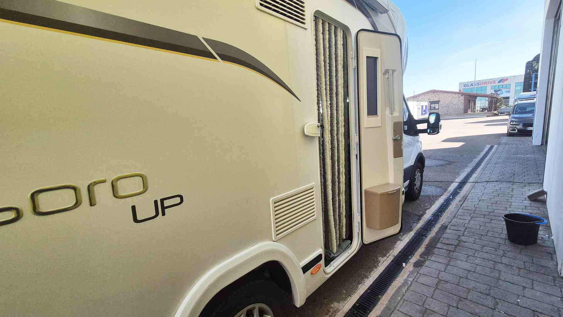 puerta exterior autocaravana